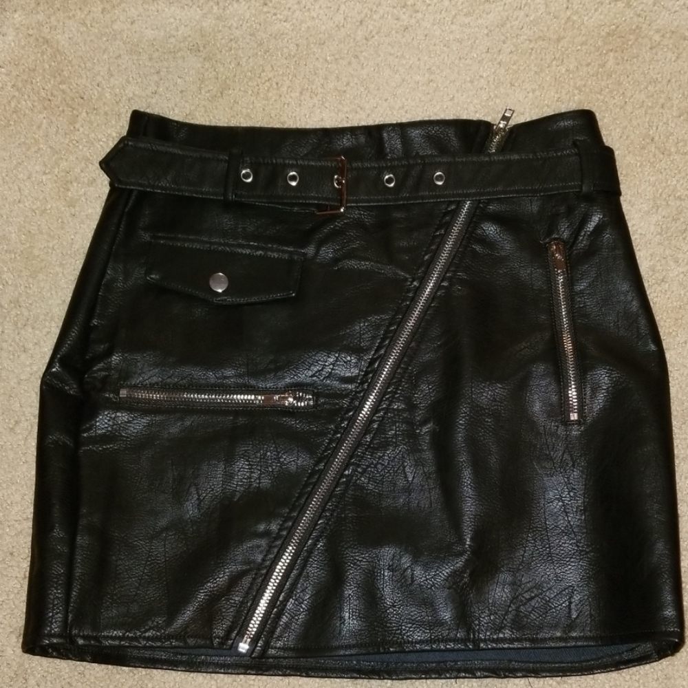 Never worn skirt.